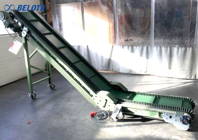 Thường sử dụng dây băng tải PVC, cao su hoặc lưới, gia công thêm gờ và vách ngăn để giữ giấy bám tốt, tránh rơi vãi.