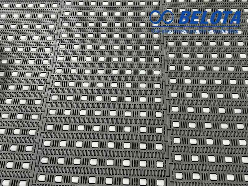 Trên bề mặt băng tải nhựa được tích hợp các con lăn