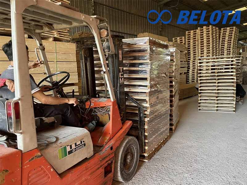 Vận chuyển pallet bằng xe nâng tốn nhiều chi phí
