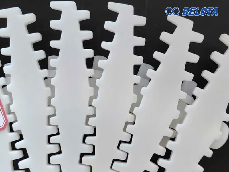 Xích nhựa xương cá được thiết kế đặc biệt với khe hở giữa các mắt xích cực nhỏ