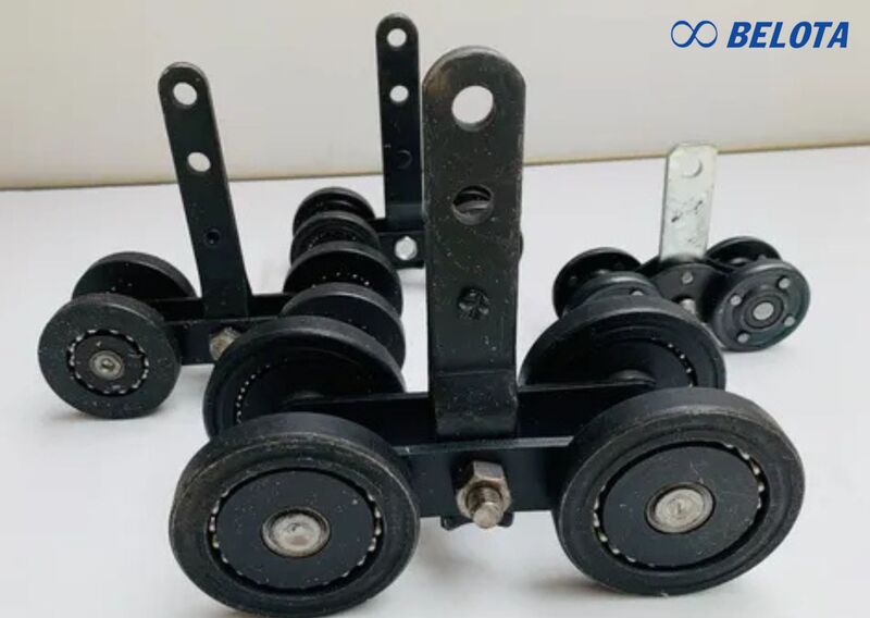 Xích treo được đặt trong lòng khung đường ray và cấu tạo từ các mắt xích nối với nhau thành đoạn dài